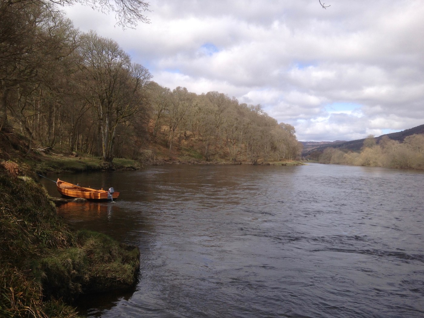 This is an upstream view of the Kinnaird Beat's Rock Pool neck where I moored the salmon fishing boat. You can see the shallow water to the right of frame which is a great mid river position to cast a fly into this side of the channel as many salmon hold between the camera and the boat. I teach salmon fishing trip guests these important salmon lies and how to identify them with ease.