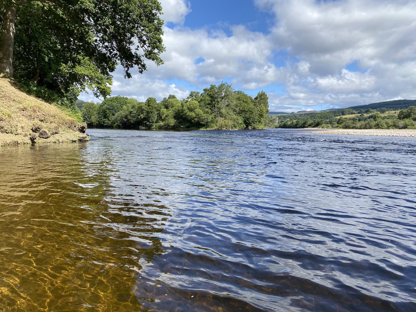 This little sand based bay is a great location to steer a hooked salmon to when it's ready to be landed as it has deep snag free water that's away from the main current. Learn how to hook and land salmon here via a guided River Tay salmon fishing experience. This fishing spot is located directly between the Perthshire towns of Dunkeld & Pitlochry which are an hour north of Edinburgh & Glasgow by car.