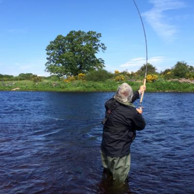 Learning to use your left non dominant hand with a Scottish Spey cast opens up a much bigger tactical range for your salmon fishing approach. This salmon fishing tour angler was learning how to do this from his professional salmon fly fishing instructor on the Oak Tree Pool near Meikleour on the River Tay.