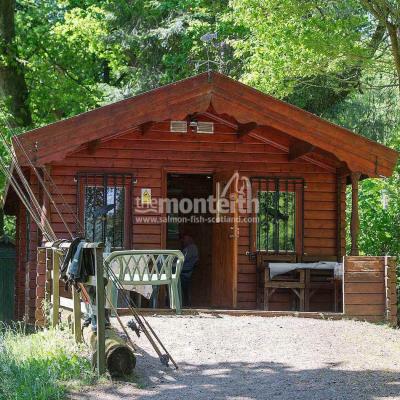 The Dunkeld House salmon beat fishing hut is positioned slightly upstream of the town of Dunkeld which can be walked to from Dunkeld Cathedral in 20 minutes. This fishing hut is located right beside the River Tay in front of the Dunkeld House Hotel.