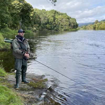 Here's an angler salmon fishing with a spinning rod at the rocky point of the Upper Kinnaird Beat's Rock Pool. There's a deep drop off in front of this salmon fishing guest that goes from 5ft down to 20ft and salmon just love to sit on the edge of this deep water. This River Tay salmon fishing hot spot is 20 minutes north of Dunkeld on the A9 motorway. 