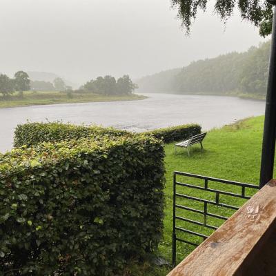 Here's a downstream view of the tail of the Cottar Pool and The Boil Pool from the sanctuary of the Newtyle Beat fishing hut viewing gallery. On the vast riverbanks of the Tay and other main Scottish salmon rivers it's always good to have a nearby fishing hut to take shelter in if the weather closes in. Look at the perfectly cut beech hedges that surround this famous fishing hut.