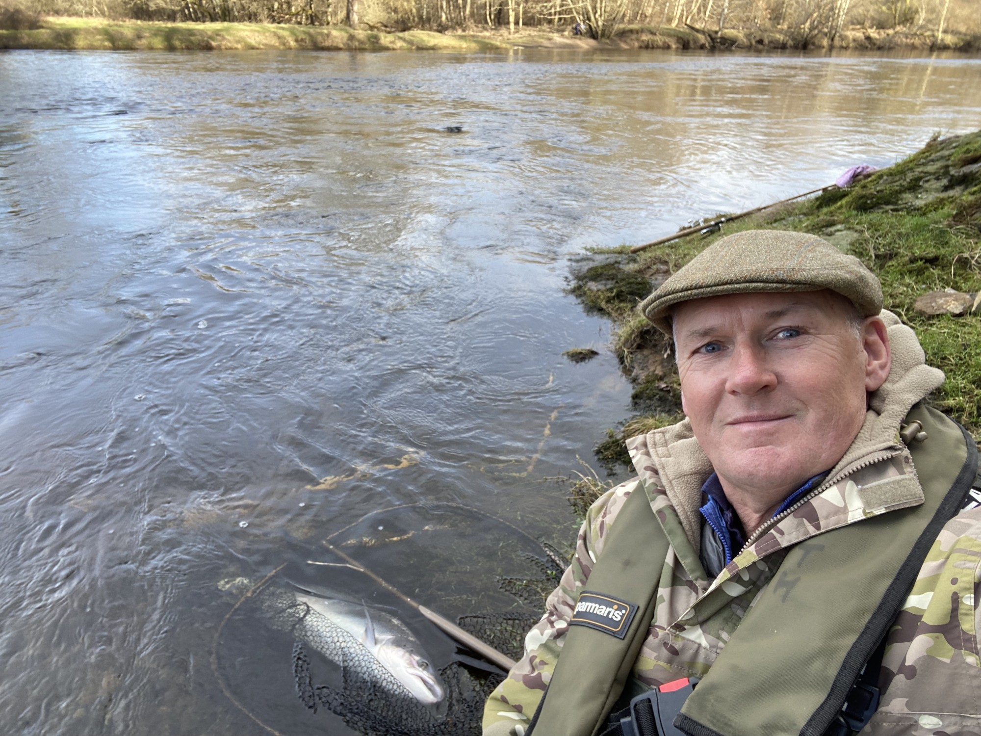 While it's great to return salmon quickly after capture sometimes a salmon will fight so hard it takes it several minutes for it to recover. If you're correctly carrying a landing net like I always do then the recovery task becomes easy as you can just leave the fish in the river margin where there's a steady flow until the fish perks up and is ready for release. This fine February River Tay Spring salmon that I caught on a ABU Toby lure swum off strongly after giving it a few minutes of quality 'hands free' recovery time in the landing net as you can see in my selfie.
