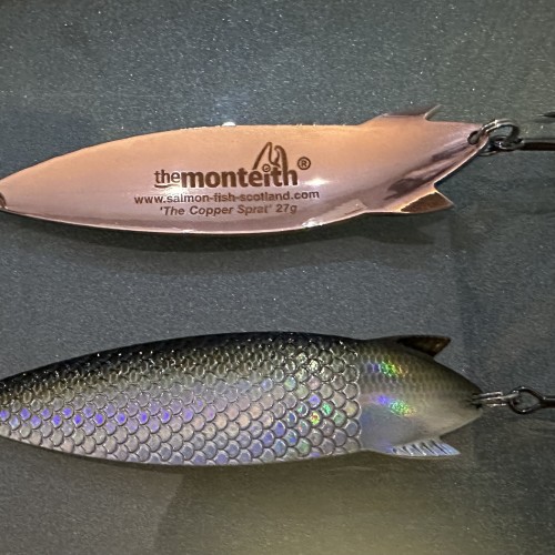 This is a perfectly thought out salmon spin fishing lure colour combination. A North Sea sprat forms an important part of the Atlantic salmon's diet combined with copper which has always been the most consistent attractor of all metal finishes. At 100mm in length and weighing in at 27g a perfect slow presentation 'lively' lure swim action is also achieved to maximise your chances of a take.